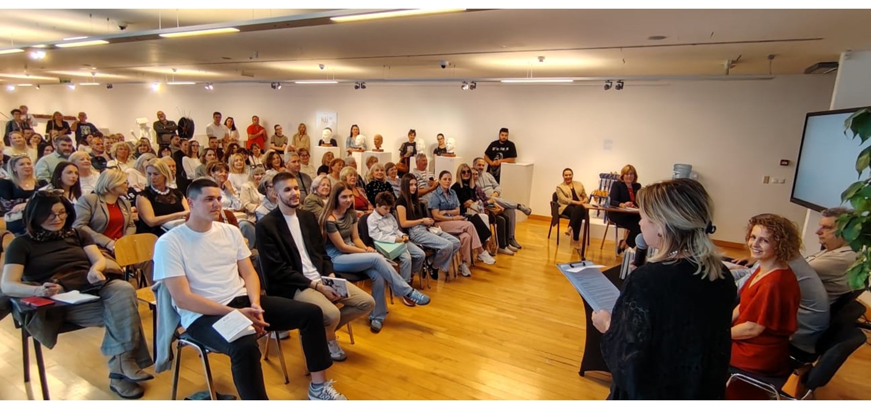 Odličan odaziv publike na predstavljanju knjige Marina Mihanovića „Šta će selo reć“ u Sveučilišnoj galeriji